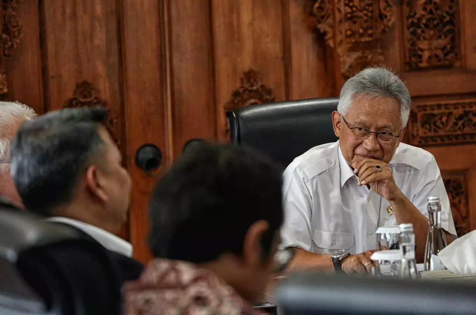 Higher Education Minister Satryo Soemantri Brodjonegoro receives a visit by B-Universe Media Holdings' top brass Enggartiasto Lukita in his office in Jakarta on Feb. 10, 2025. (B-Universe Photo/Joanito de Saojao)	