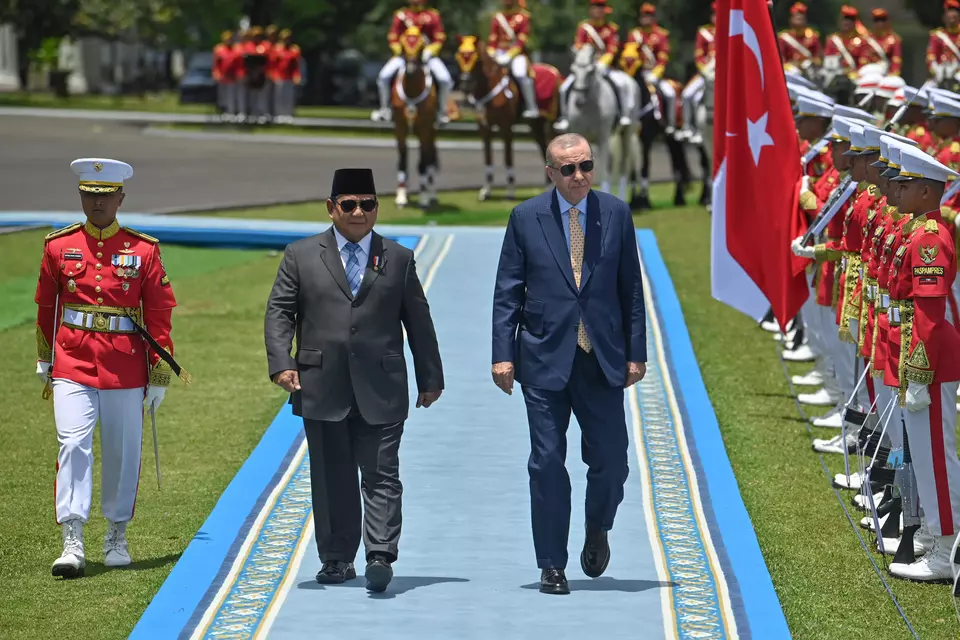 President Prabowo Subianto and his Turkish counterpart Recep Tayyip Erdogan pass by Indonesian soldiers at the Bogor palace on Feb. 12, 2025. (Antara Photo/Aditya Pradana Putra)