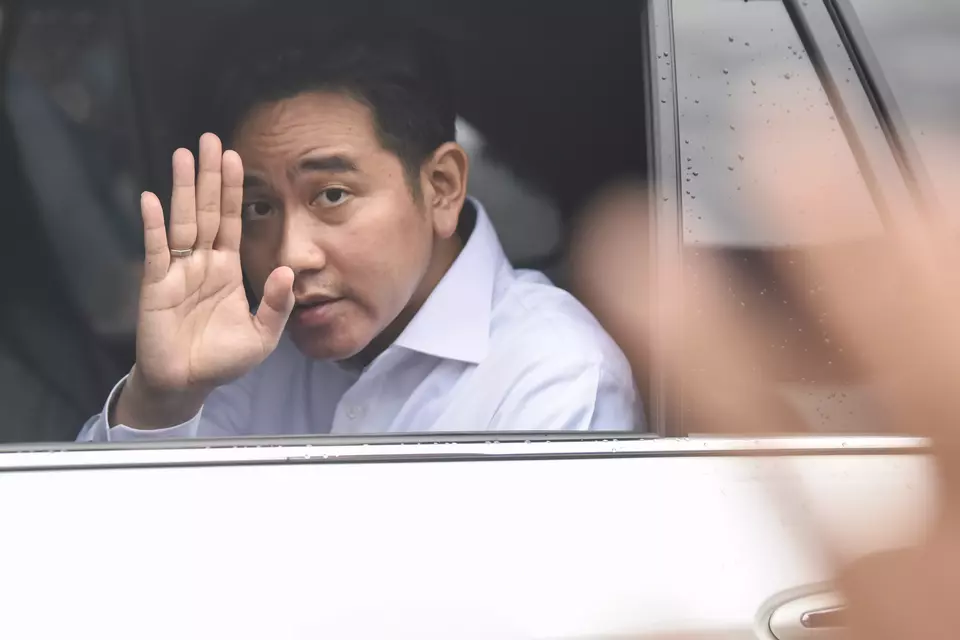 Vice President Gibran Rakabuming Raka waves to the camera when inspecting the government's free health check program in Samarinda, East Kalimantan, on Feb. 12, 2025. (Antara Photo/M Risyal Hidayat)