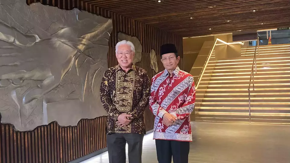 B-Universe's Executive Chairman Enggartiasto Lukita (left) and Religious Affairs Minister Nasaruddin Umar take a photo in the brotherhood tunnel that connects the Istiqlal Mosque and the Cathedral in Jakarta on Feb. 12, 2025. (B1 Photo/Alfida Rizky Febrianna)