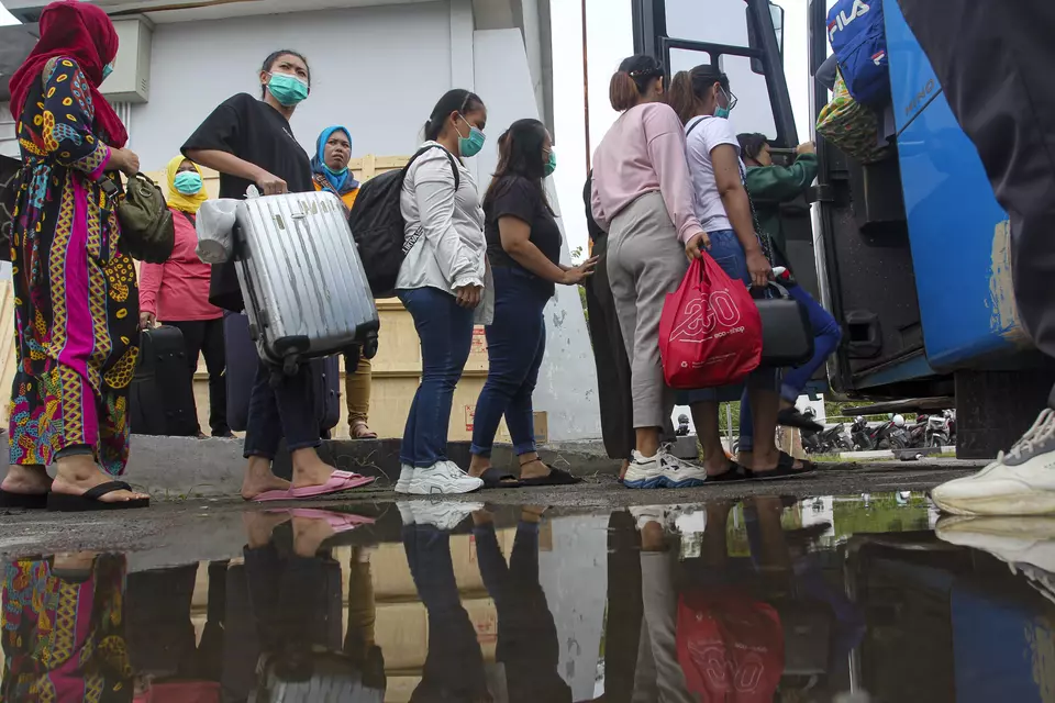Indonesian migrants line up to take the bus at the Batam International Center Port on Feb. 5, 2025. They are repatriated from Malaysia for overstaying. (Antara Photo/Teguh Prihatna)