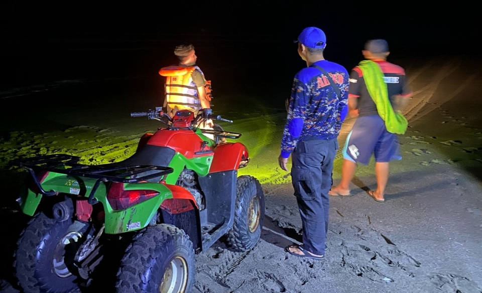 Officers search along Pandan Payung Beach, Kretek, Bantul, for a missing person, Sunday, Feb. 16, 2025. (B-Universe Photo/Chandra Adi)