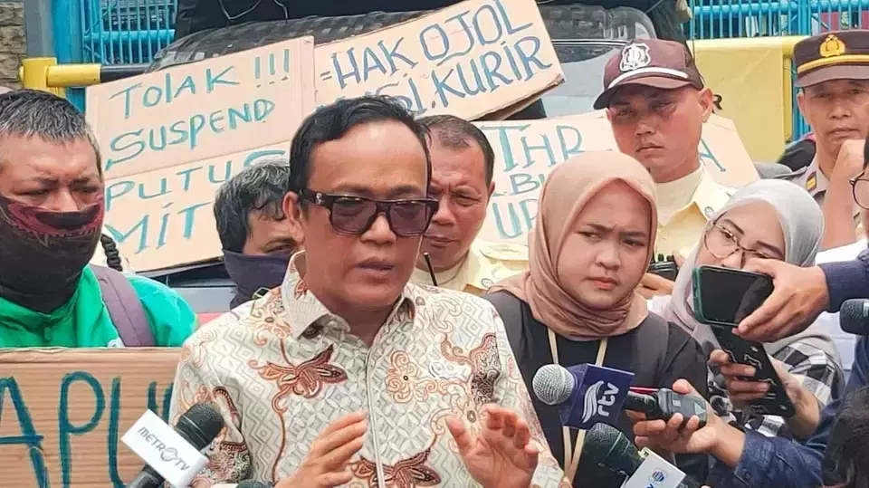 Deputy Manpower Minister Immanuel Ebenezer joins a rally of motorcycle riders and car drivers from online taxi companies demanding Ramadan bonus in Jakarta, Monday, Feb. 17, 2025. (B-Universe Photo/Hendro Situmorang)