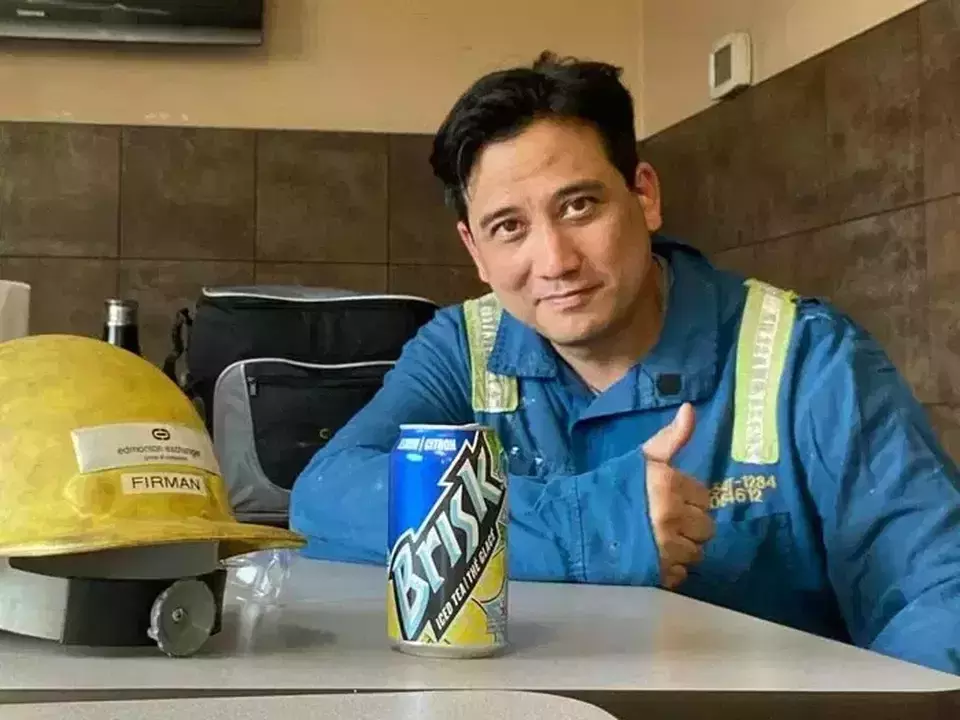 Actor Tengku Firmansyah shows his new job at a steel factory in Canada after moving there with his wife, actress Cindy Fatika Sari. The celebrity couple relocated to Edmonton to support their child's education. (Instagram/@tengku_firmansyah)