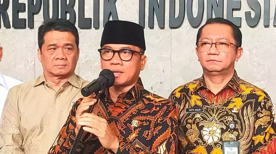 Village and Underdeveloped Region Development Minister Yandri Susanto gives a press statement on February 17, 2025 (Beritasatu.com/Hendro Dahlan Situmorang).