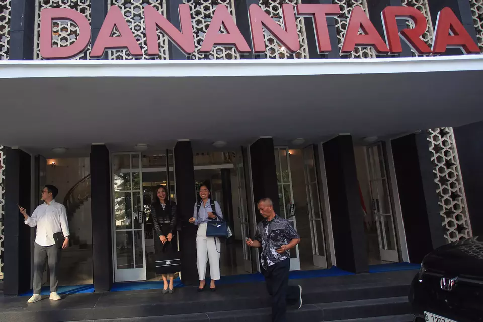 Several employees step out of the Danantara building in Jakarta on Feb. 7, 2025. (Antara Photo/Reno Esnir)