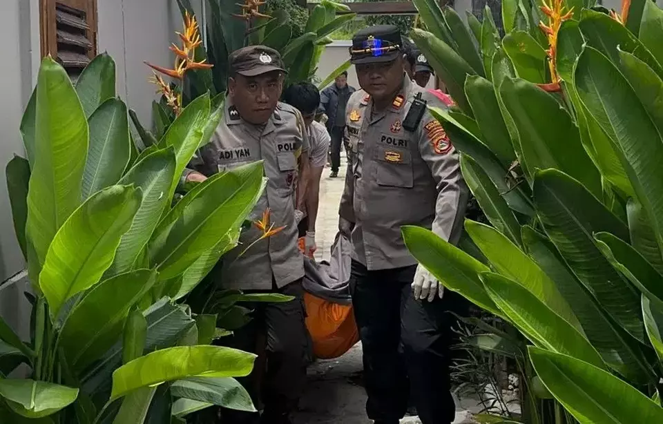 Police officers carry the body of a 36-year-old German national, identified as HFCI, after he was found dead in the swimming pool of Villa Gilzein on Gili Air, Lombok, on Wednesday, Feb. 19, 2025. (Beritasatu.com/M. Awaluddin)