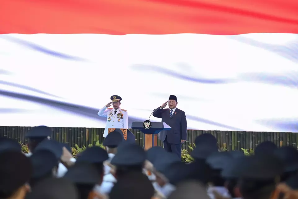 President Prabowo Subianto (right) and Home Affais Minister Tito Karnavian (left) lead the inauguration ceremony of regional leaders at the Presidential Palace complex in Jakarta on Feb. 20, 2025. (Antara Photo/Galih Pradipta)
