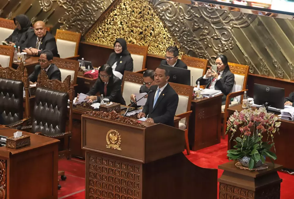 Energy and Mineral Resources Minister Bahlil Lahadalia delivers the government's report during the 13th plenary session of the House of Representatives for the 2024-2025 session at the Parliament Complex, Senayan, Jakarta, Tuesday, Feb. 18, 2025. The session approved the fourth amendment to Law No. 4 of 2009 on Mineral and Coal Mining (UU Minerba). (BeritaSatu Photo/Joanito De Saojoao).