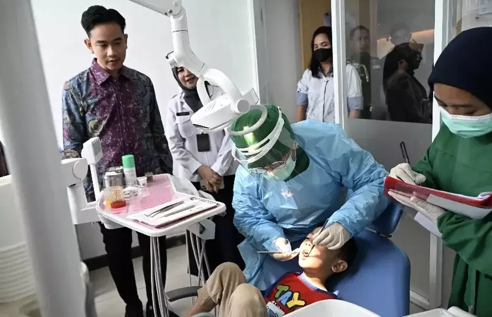Vice President Gibran Rakabuming Raka observes the free health checkup program at Kramat Jati and Ciracas community health centers in Jakarta on Wednesday, Feb. 18, 2025. (Beritasatu.com/Theressia Silalahi)