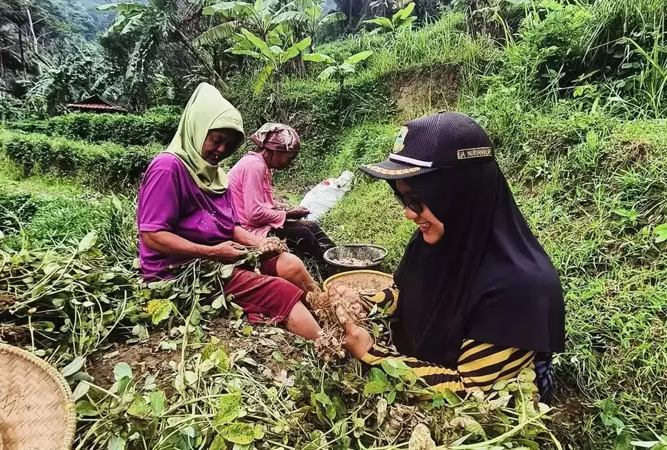 This undated photo shows Lia Nuryanah (right) being productive in one's home country. (Instagram Photo/lia_nuryanah13)
