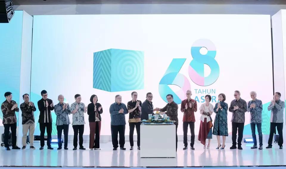 Astra's president commissioner Prijono Sugiarto (third from left), independent commissioner Bambang Brodjonegoro (seventh from left), Astra's president director Djony Bunarto Tjondro (seventh from the right) attend the company's 68th anniversary celebrations on Feb. 21, 2025. (Photo Courtesy of Astra)