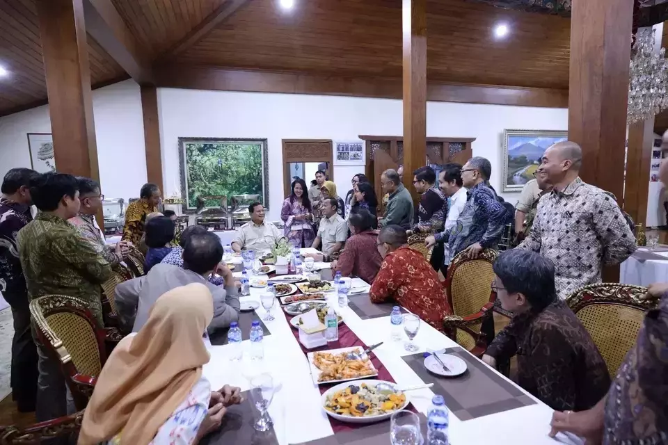 President Prabowo Subianto hosts a meeting with dozens of chief editors at his private residence in Bogor, West Java, Saturday, Feb. 22, 2025. (Handout)