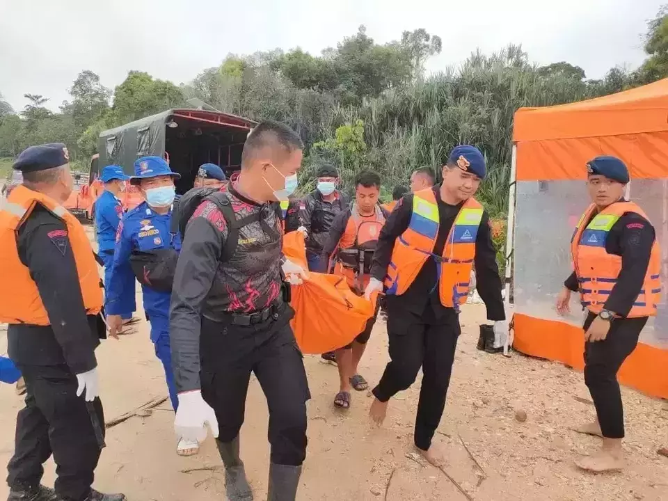 Rescue workers carry the body of a truck passenger that plunged into the Segati River in Pelalawan Regency, Riau, Monday, Feb. 24, 2025. (B-Universe Photo/Effendi Rusli)