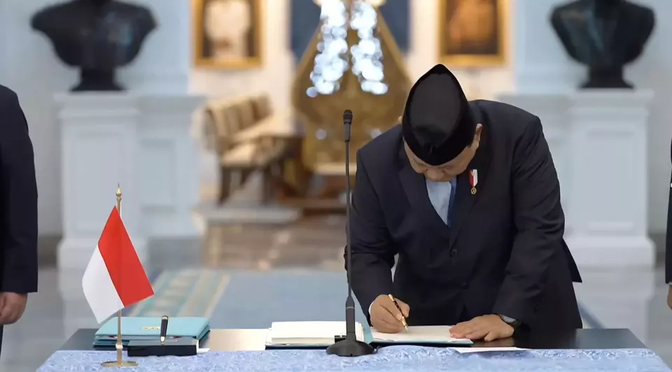 President Prabowo Subianto inks the presidential decree on Danantara's executive board at his palace in Jakarta on Feb. 24, 2025. (Photo Courtesy of Presidential Press Bureau)