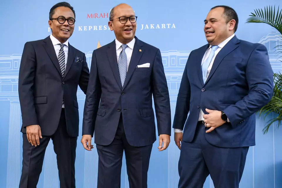 Danantara's chief executive officer Rosan Roeslani (center), the fund's chief operations officer Dony Oskaria (left) and its chief investment officer Pandu Sjahrir (right) speak to reporters at the State Palace in Jakarta on Feb. 24, 2025. (Antara Photo/Muhammad Adimaja)