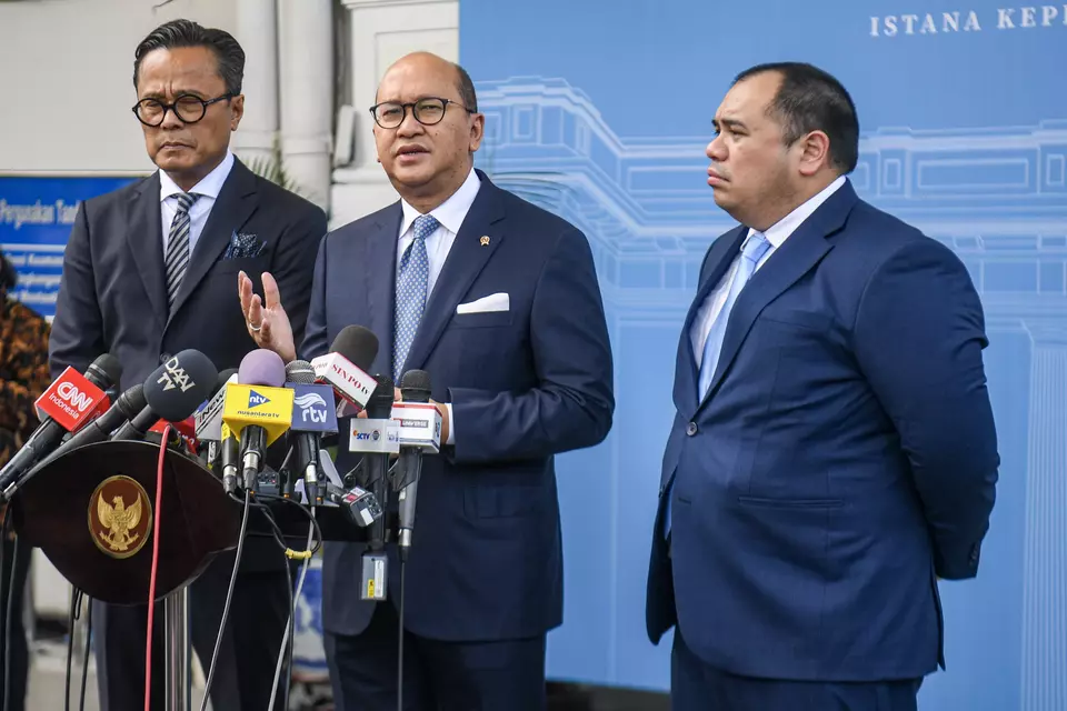 Danantara's chief executive officer Rosan Roeslani (center), the fund's chief operations officer Dony Oskaria (left) and its chief investment officer Pandu Sjahrir (right) speak to reporters at the State Palace in Jakarta on Feb. 24, 2025. (Antara Photo/Muhammad Adimaja)
