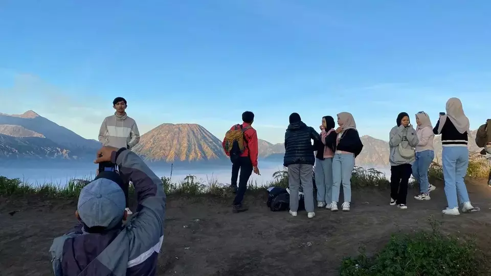 Visitors take photos at Mount Bromo. Bromo Tengger Semeru National Park (TNBTS) will close all tourism activities from March 28 to April 1, 2025, in observance of Nyepi and Eid al-Fitr. The park will reopen on April 2. (Beritasatu.com/Putu Ayu Pratama)