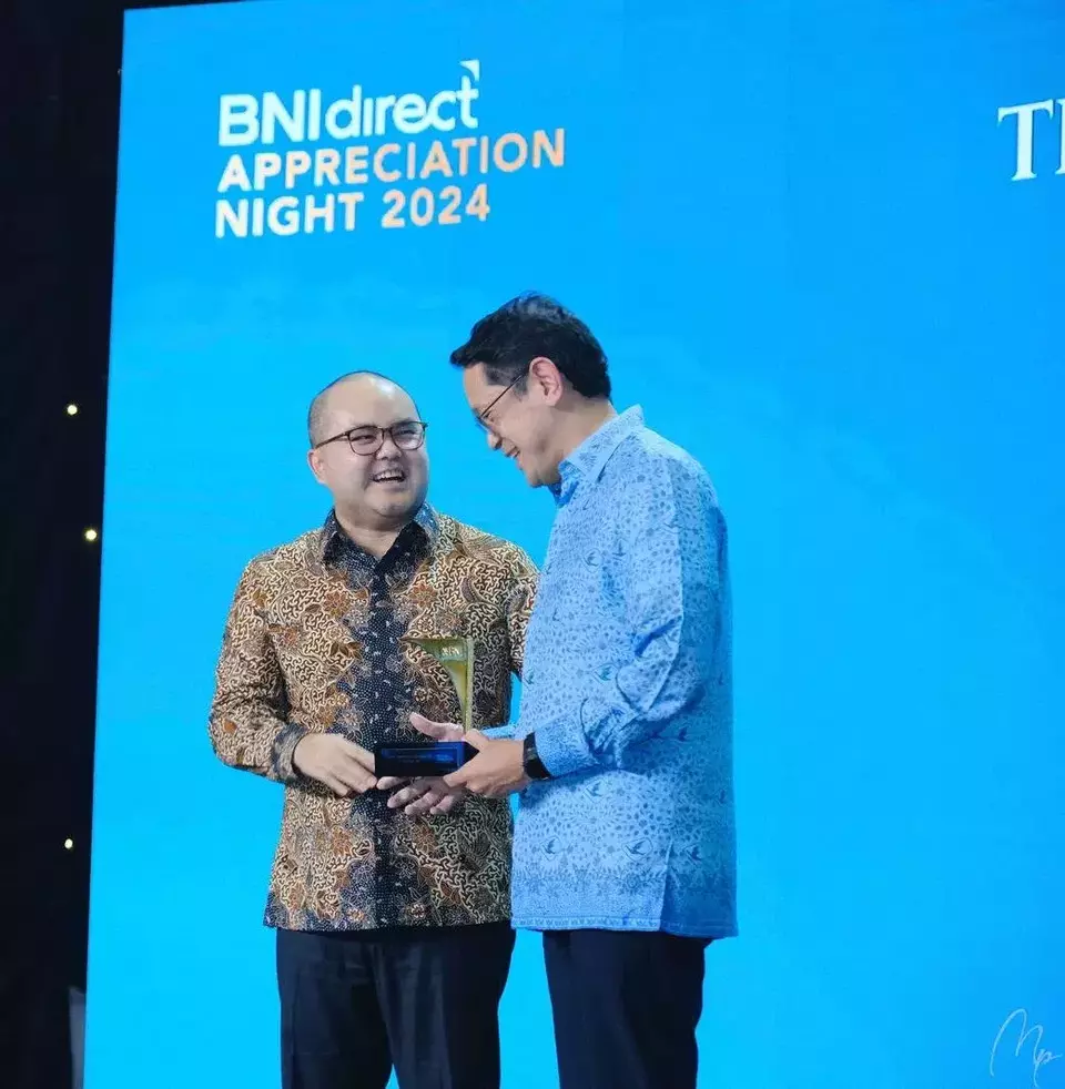 (Left to right) BNI's Digital & Integrated Transaction Banking Director Hussein Paolo Kartadjoemena presents an award to Bluebird's President Director Adrianto Djokosoetono at the 2024 BNIdirect Appreciation Night event. At this event, Bluebird receives an award for