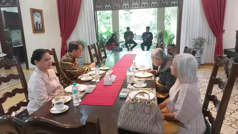 Former Malaysian Prime Minister Mahathir Mohamad and his daughter, Marina Mahathir, visit former Indonesian President Joko Widodo (Jokowi) and his wife, Iriana, at their residence in Solo, Central Java, on Wednesday, February 26, 2025. (Beritasatu.com/Wijayanti Putri)