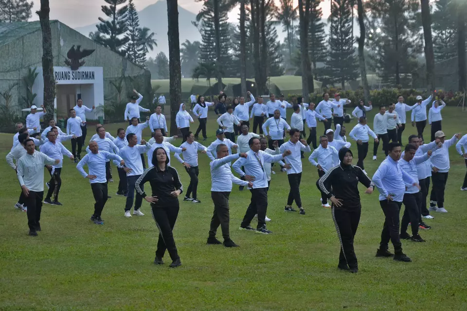 Freshly sworn in regional leaders join the retreat at the Magelang Military Academy on Feb. 24, 2025. (Antara Photo/Anis Efizudin)