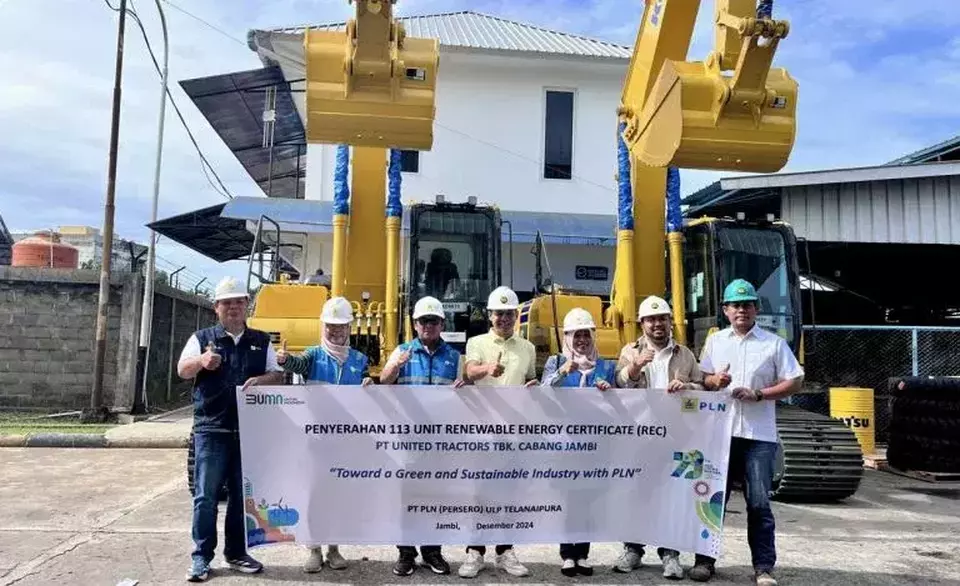 The handover of Renewable Energy Certificates (REC) to the PT United Tractors Tbk (UT) Sampit Branch (left photo) and the Jambi Branch by PT Perusahaan Listrik Negara (PLN) (United Tractors).