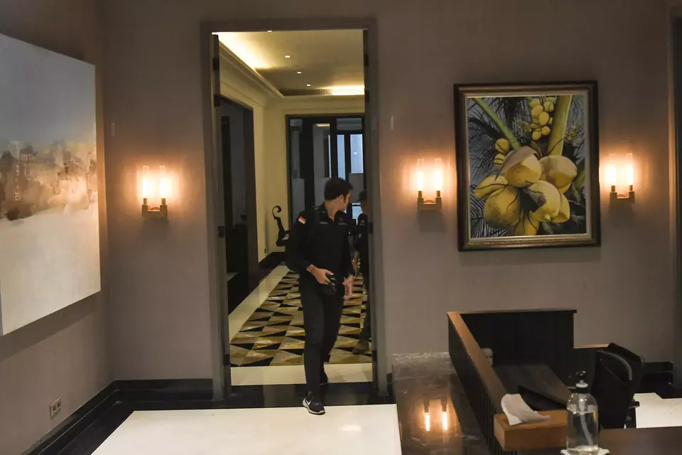 An investigator from the Attorney General's Office searches the private residence of oil tycoon Muhammad Riza Chalid in Kebayoran Baru, South Jakarta, Tuesday, Feb. 25, 2025. (Antara Photo/Fakhri Hermansyah)