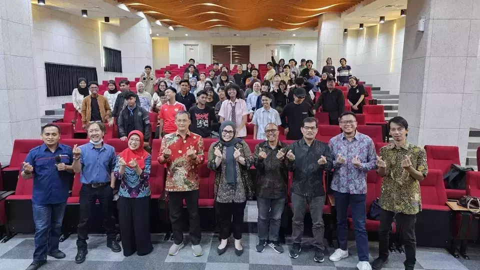 Indonesian Education University (UPI) students pose for a photo with the BTV team during a journalism course at their campus in Bandung, West Java, Wednesday, Feb. 26, 2025. (B-Universe Photo/Aep Sopandi)
