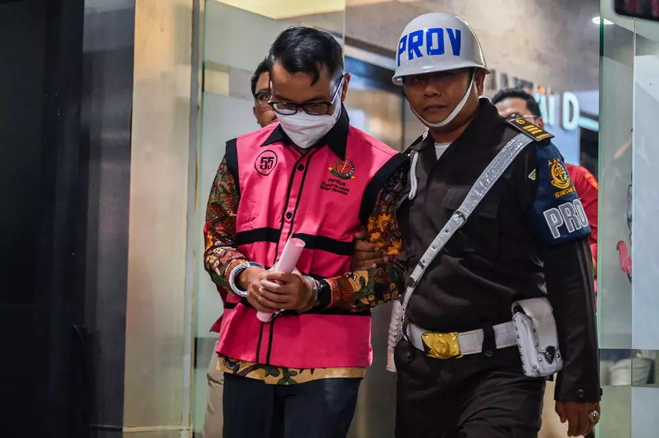 Maya Kusmaya, left, sales and marketing director of Pertamina Patra Niaga, is escorted as a corruption suspect at the Attorney General's Office in Jakarta, Wednesday. Feb. 26, 2025. (Antara Photo/Bayu Pratama)