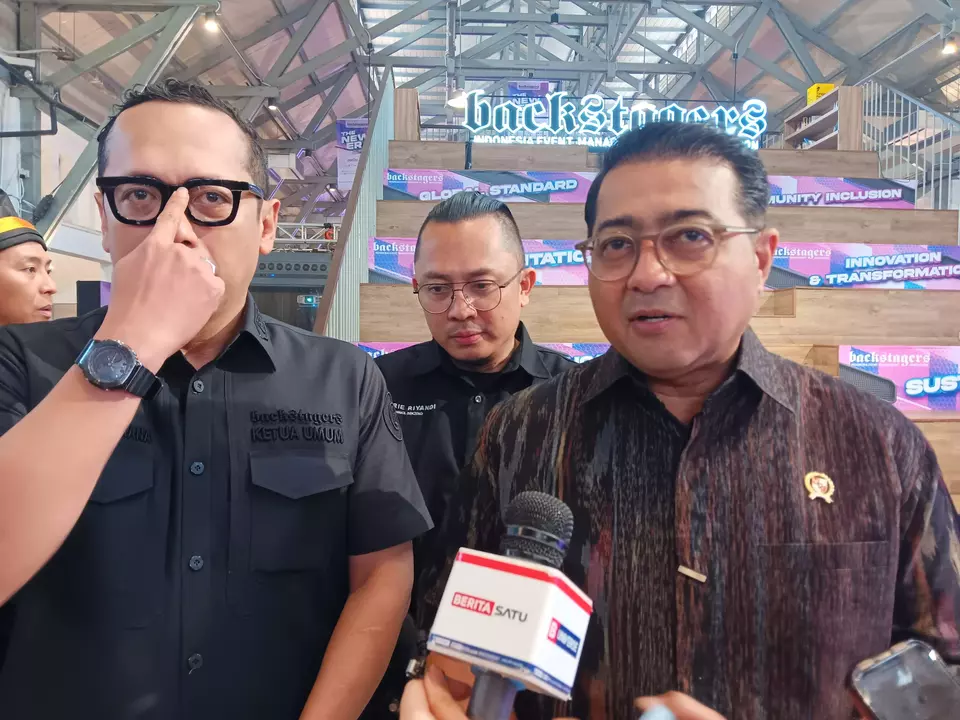 Backstagers Chairman Andro Rohmana (left) and Creative Economy Minister Teuku Riefky Harsya (right) address reporters after the Backstagers "The New Era" event at Pos Bloc, Pasar Baru, Central Jakarta, on Wednesday, February 26, 2025. (Beritasatu.com/Agnes Valentina)