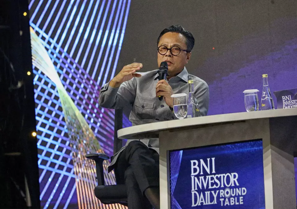 Danantara Chief Operating Officer Dony Oskaria speaks at the BNI Investor Daily Roundtable themed "Danantara, Superholding Nusantara" at the Ritz-Carlton Pacific Place, Jakarta, Thursday, Feb. 27, 2025. (Berita Satu Photo/Joanito De Saojoao)