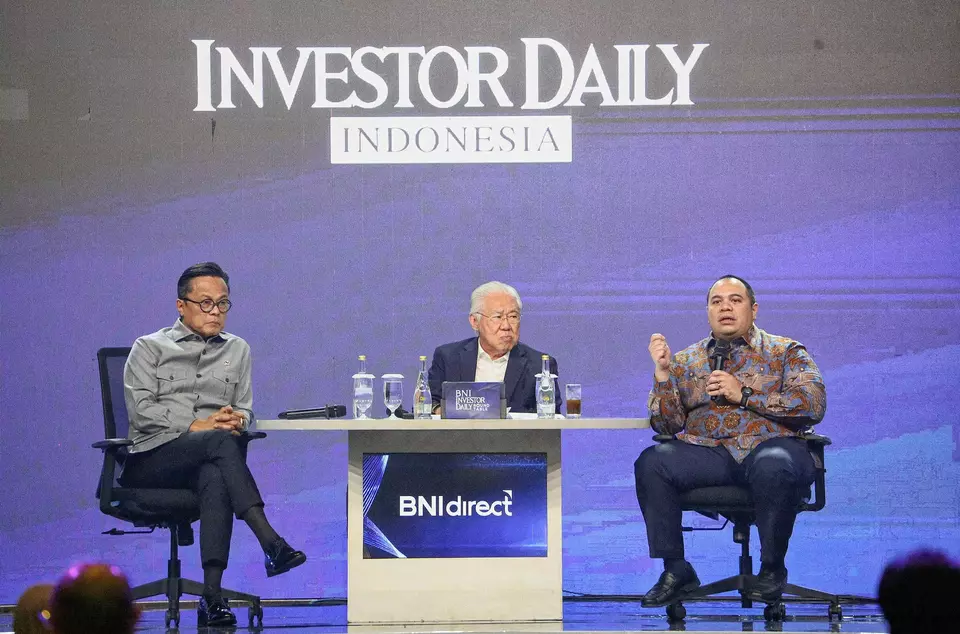 Executive Chairman of B-Universe, Enggartiasto Lukita (center), moderates a discussion with Danantara Chief Operating Officer Dony Oskaria (left) and Chief Investment Officer Pandu Patria Sjahrir (right) at the BNI Investor Daily Roundtable, themed