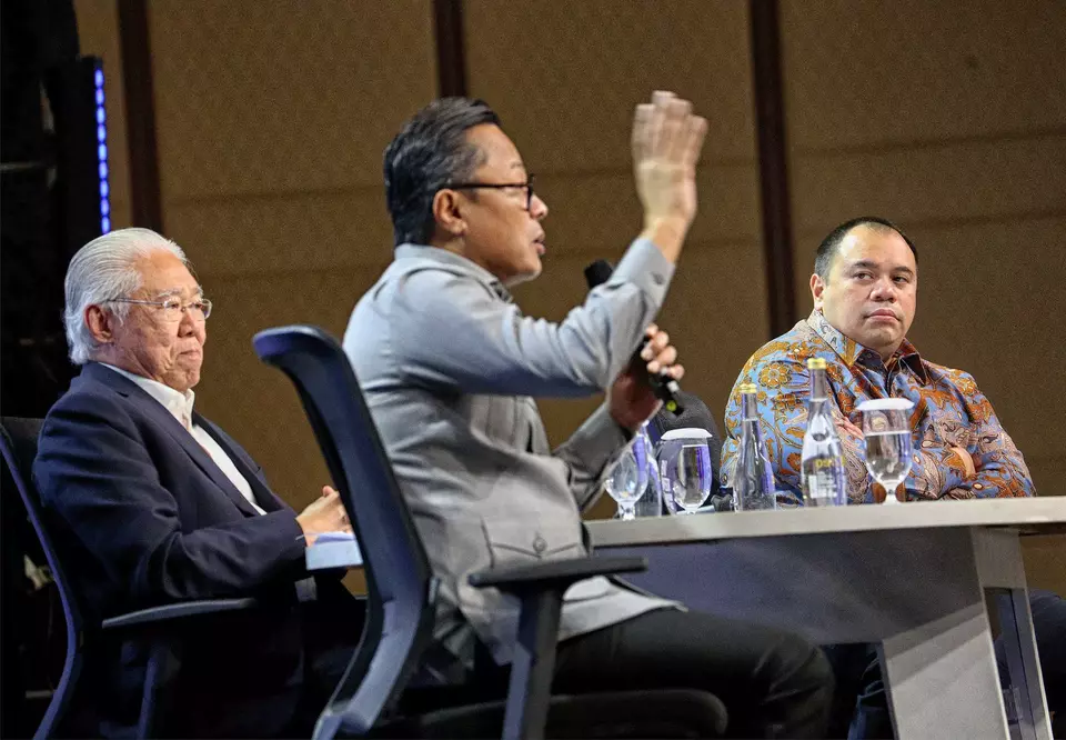 Danantara Chief Operation Officer Dony Oskaria, center, speaks at the BNI Investor Daily Summit as host Enggartiasto Lukita, left, and Danantara Chief Invesment Officer Pandu Patria Sjahrir look on at the Ritz Charlton Hotel in Jakarta, Thursday, Feb. 27, 2025. (B-Universe Photo/Joanito De Saojoao)