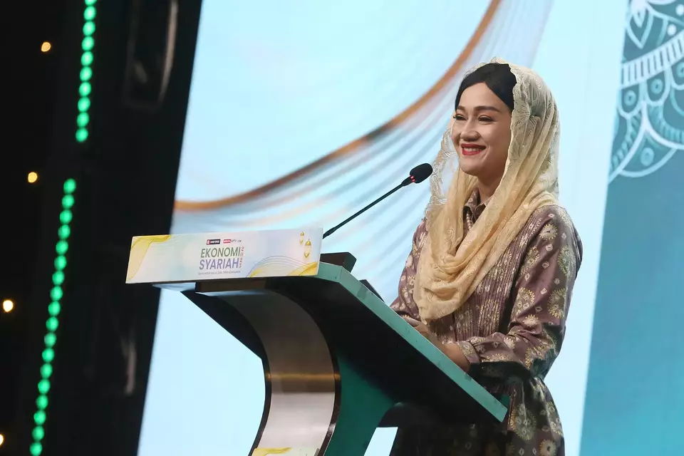 Financial Services Authority (OJK) Commissioner Friderica Widyasari Dewi delivers a speech during a Sharia economy seminar at the Ritz Carlton-Pacific Place Hotel in Jakarta, Thursday, Feb. 27.,2025. (B-Universe Photo)