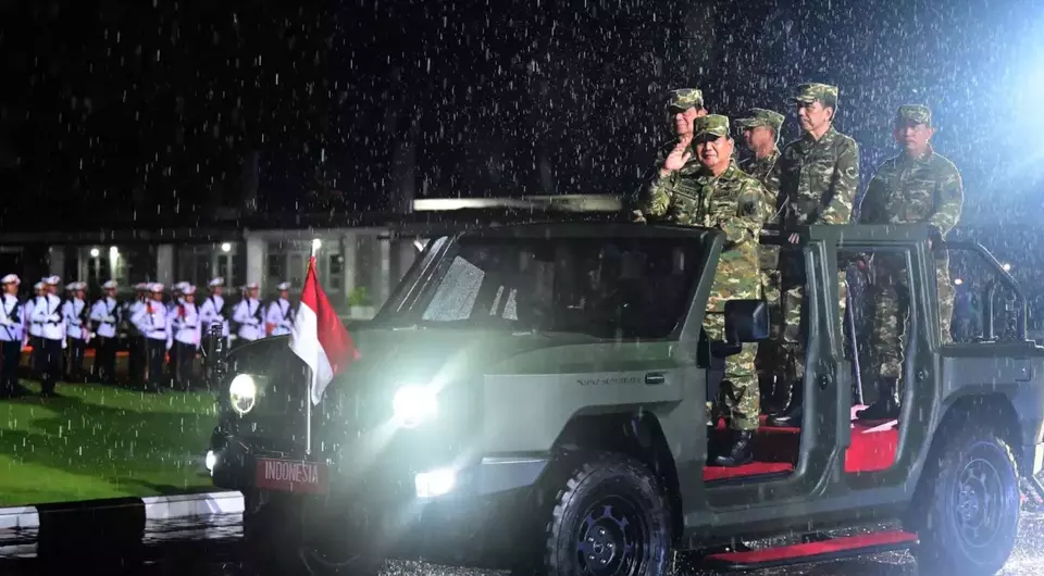 President Prabowo Subianto rides the Maung military vehicle together with his predecessors Joko "Jokowi" Widodo and Susilo Bambang Yudhoyono at the Magelang Military Academy on Feb. 27, 2025. (Photo Courtesy of Presidential Press Bureau)