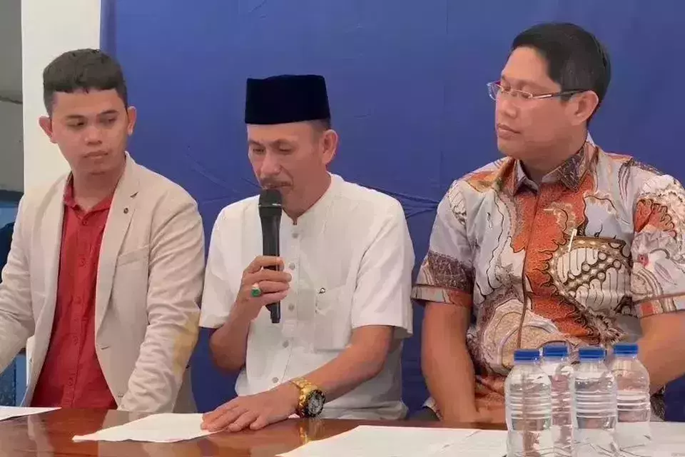Kohod Village Chief Arsin bin Asip (center) speaks at a press conference on Friday, Feb. 14, 2025. Arsin has been ordered to pay a Rp 48 billion ($3 million) fine for constructing illegal sea barriers off the northern coast of Banten Province. (ANTARA)