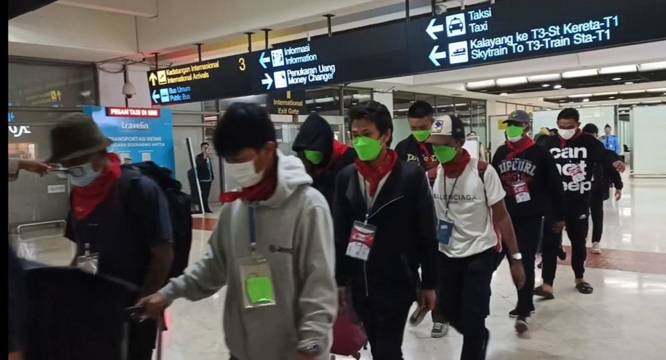 Indonesian citizens repatriated from Myanmar arrive at Soekarno-Hatta International Airport in Tangerang on Saturday, March 1, 2025. (Beritasatu.com/Wahroni)







