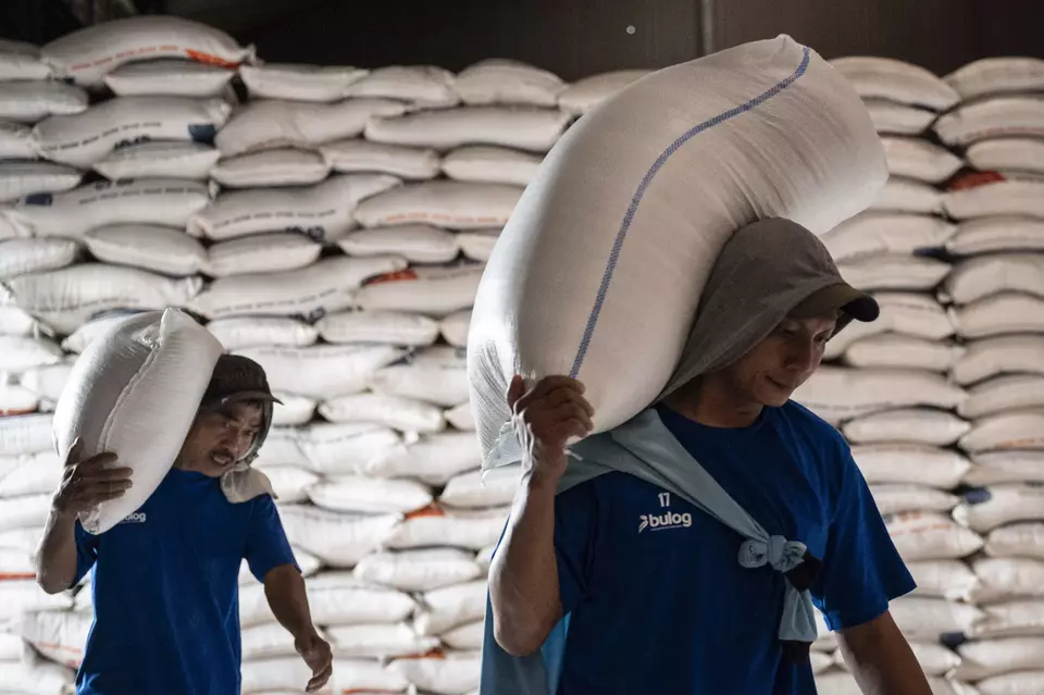 Workers carry large rice bags at a Bulog logistics warehouse in Semarang, Central Java, on Feb. 26, 2025. (Antara Photo/Aprillio Akbar)