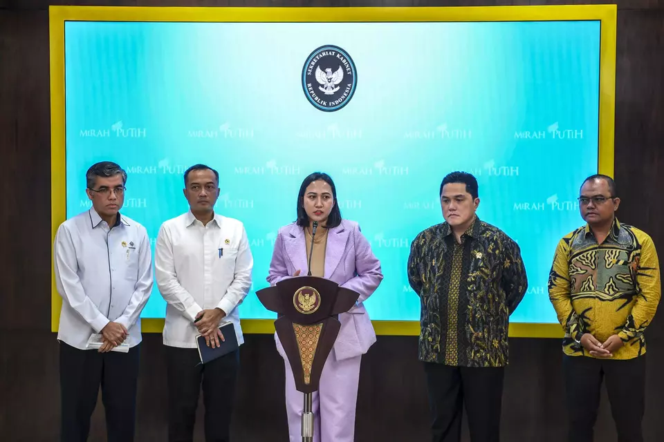 Nurma Sadikin, a member of the curator team for textile producer Sritex, center, speaks to the media accompanied by Manpower Minister Yassierli, left, State Secretariat Minister Prasetyo Hadi, second left, and State-Owned Enterprises Minister Erick Thohir, second right, at the presidential palace in Jakarta, Monday, March 3, 2025. (Antara Photo/Galih Pradipta)