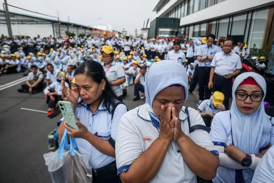 Sritex workers visit their factory in Sukoharjo, Central Java, for the last time on Friday, Feb. 28, 2025. (Antara Photo/Mohammad Ayudha)