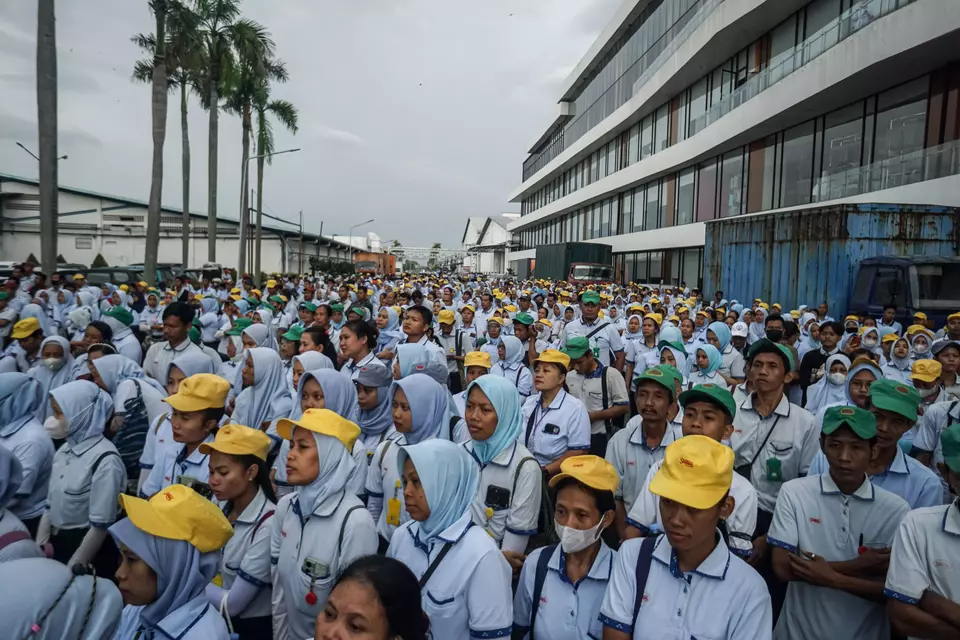 Sritex workers visit their factory in Sukoharjo, Central Java, for the last time on Friday, Feb. 28, 2025. (Antara Photo/Mohammad Ayudha)