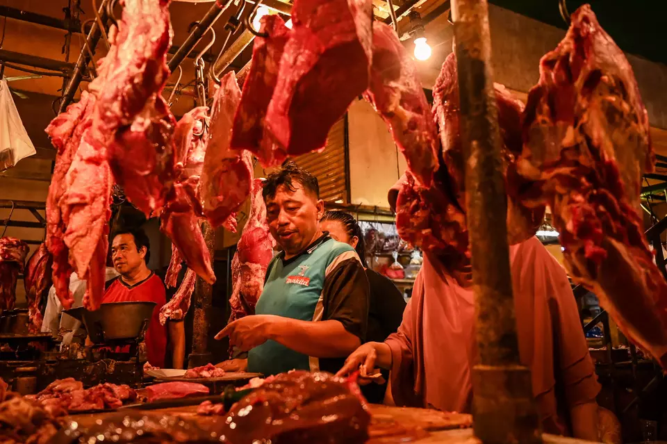 Butchers serve their customers at a traditional market in Jakarta on Feb. 28, 2025. (Antara Photo/Bayu Pratama S)