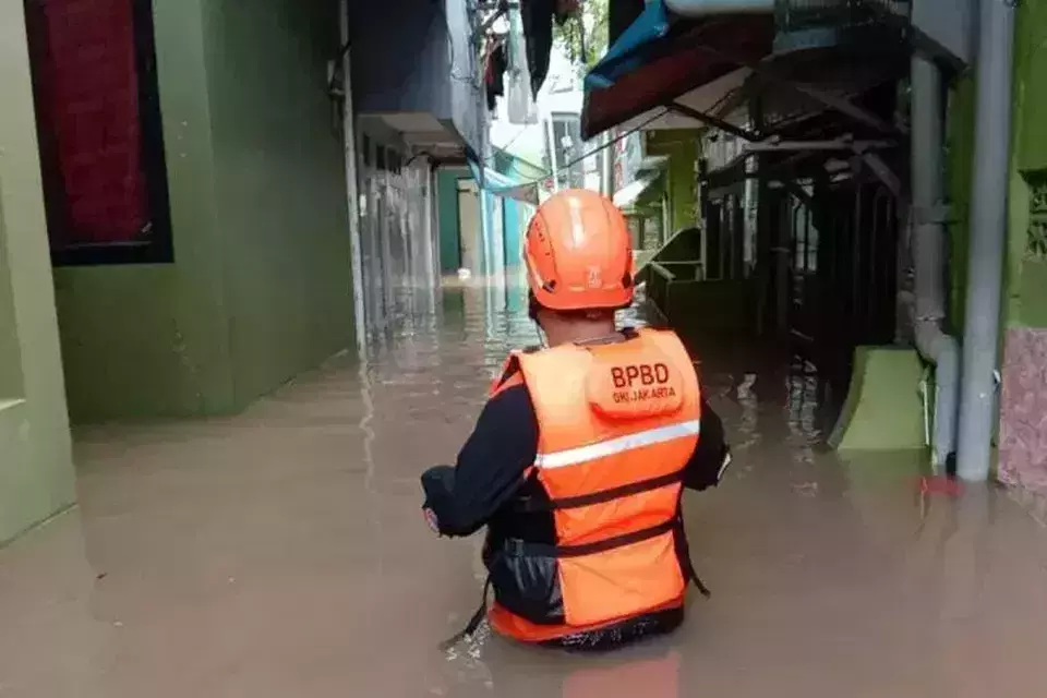 BPBD officers monitor flood levels in Jakarta on Monday, March 3, 2025. (BPBD Jakarta)
