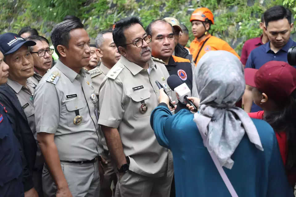 Jakarta Deputy Governor Rano Karno visits one of the worst flood-hit areas in Lebak Bulus, South Jakarta, on Tuesday, March 4, 2025. (Beritasatu.com/Giffar Rivana)