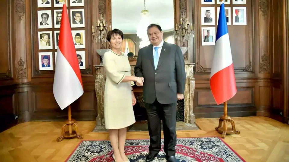 Chief Economic Affairs Minister Airlangga Hartarto (right) shakes hands with Eramet's chief executive officer Christel Bories in Paris on March 3, 2025. (Photo Courtesy of Coordinating Ministry for Economic Affairs)