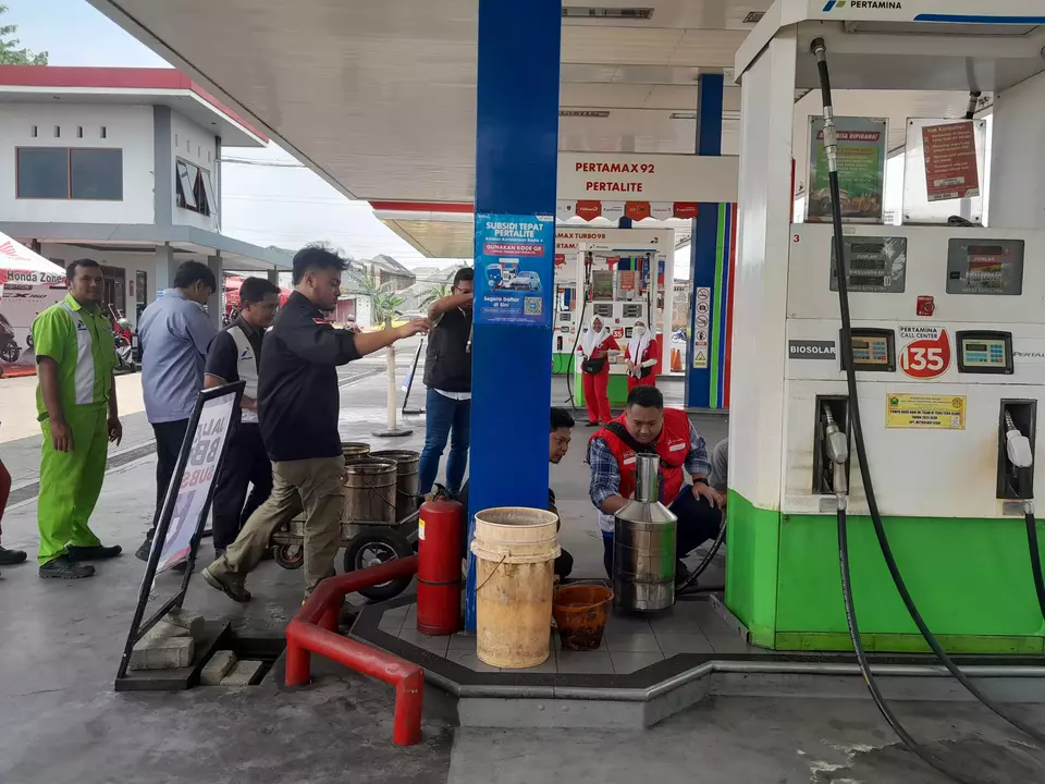 A Pertamina officer collects a fuel sample at Sawojajar gas station in Malang, Tuesday, March 4, 2025. (Photo: Beritasatu.com/Didik Fibrianto)