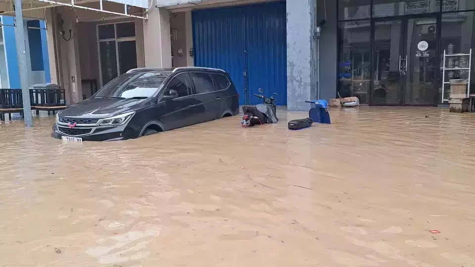 16,000 Affected as Floodwaters Paralyzes Bekasi