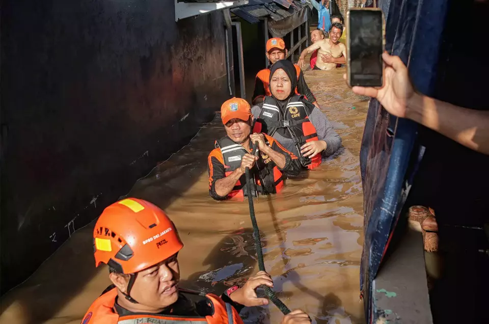Rescue workers evacuate residents from their flooded homes in East Pejaten, Jakarta, on Monday, March 3, 2025. (B-Universe Photo/Joanito De Saojoao)