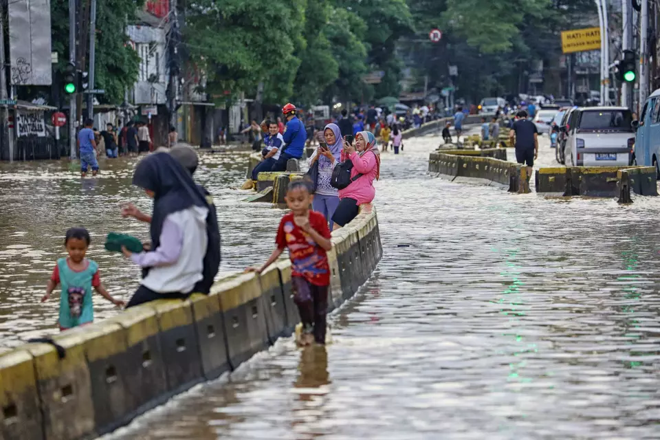 Excess water from the Ciliwung River submerges West Jatinegara Street in East Jakarta on Tuesday, March 4, 2025. (B-Universe Photo/Joanito De Saojoao)