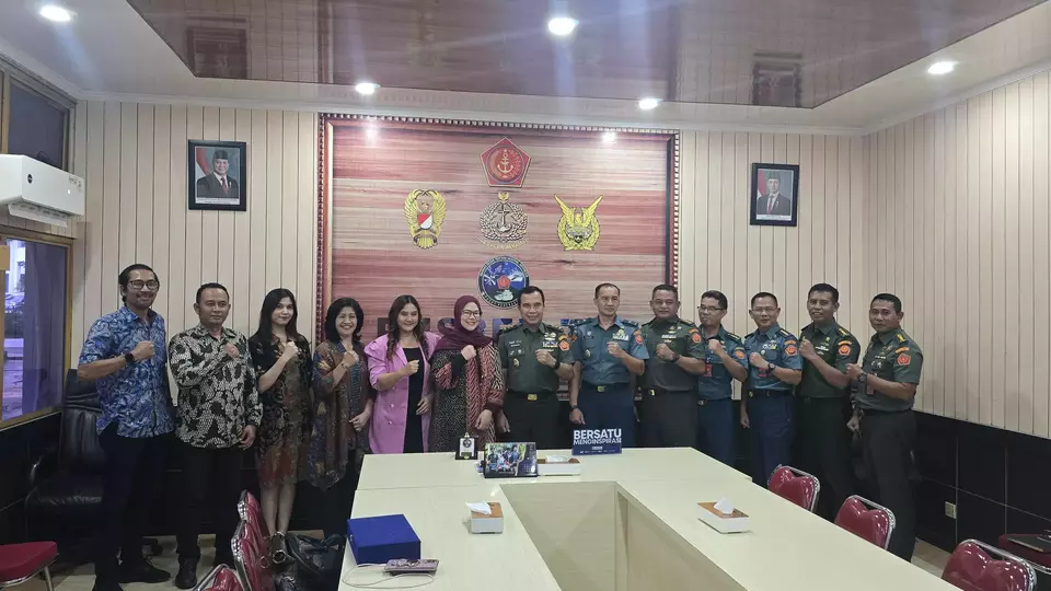 Major General Hariyanto, head of the military headquarters' PR division, center, and his staff members pose for a photo with a delegation from B-Universe Media Holdings at the military headquarters in Cilangkap, East Jakarta, Wednesday, March 5, 2025. (Teguh Adi Prasetyo)